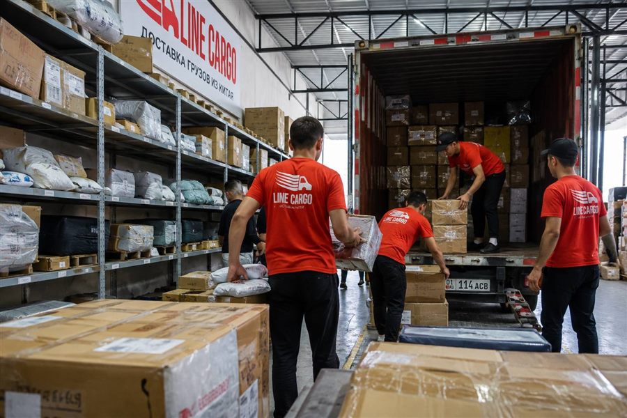 Разгрузка фуры на складе LINE CARGO